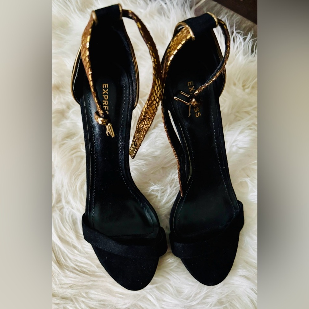 Worn only once. Have foot problems so can’t wear these beautiful shoess anymore